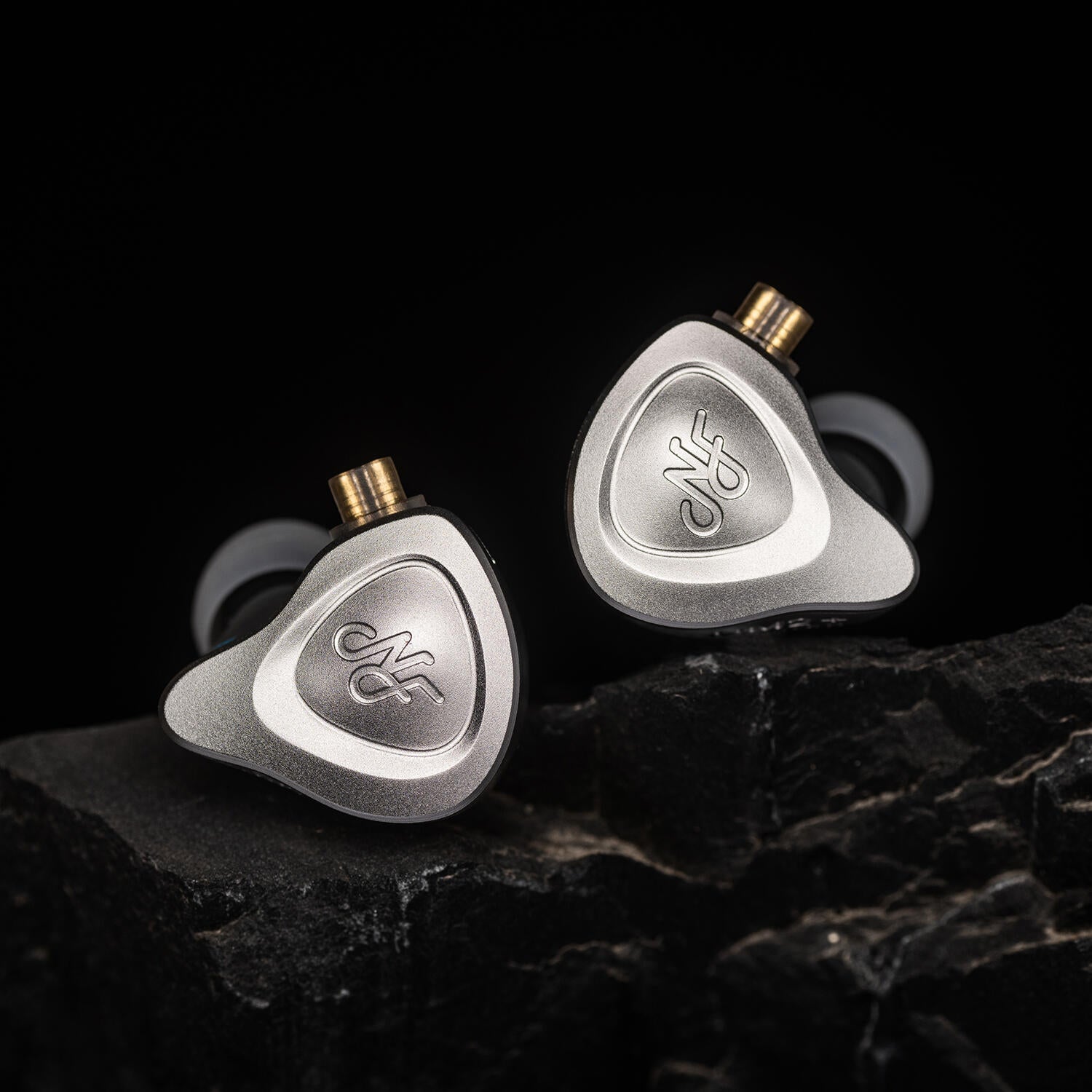 NF AUDIO NM2+ 中華イヤホン NF Audio NM2+」 卓越した表現力を感じる磨きのかかった抜群の